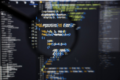 真正的c / c++代码开发屏幕。编程工作流抽象算法概念。行c / c++代码在放大镜头下可见的运动