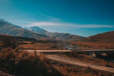 山河上的一座桥。北奥塞梯的山地景观