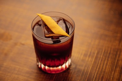 背景是鸡尾酒杯