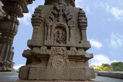 Mahadeva寺庙，Itgi，卡纳塔克邦，印度支柱细节在基座