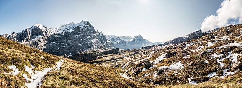 全景瑞士阿尔卑斯山与Wetterhorn和Eiger。秋天的第一场雪。格罗斯·谢德格，在格林德沃山谷