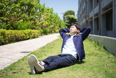 在草坪上做仰卧起坐的人