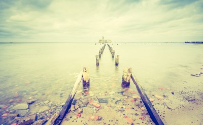 波罗的海的沙质海岸和古老的军事建筑的古老照片
