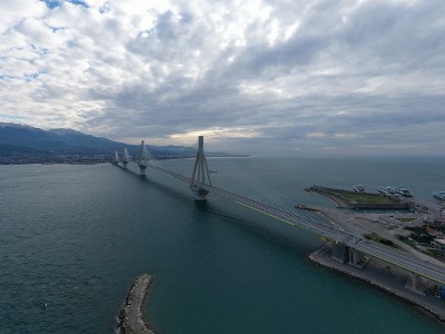 鸟瞰图长斜拉桥里约热内卢在希腊在云天气，渡轮站
