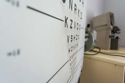视敏型测试视力。字母optotype。ophtalmology诊所。眼科设备在后台。