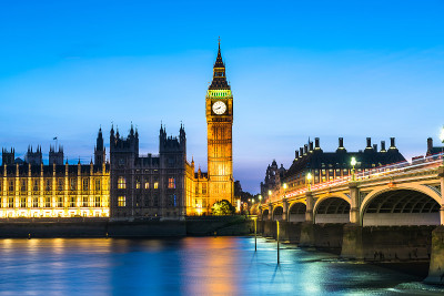 英国伦敦，威斯敏斯特大教堂和伦敦天际线上的大本钟