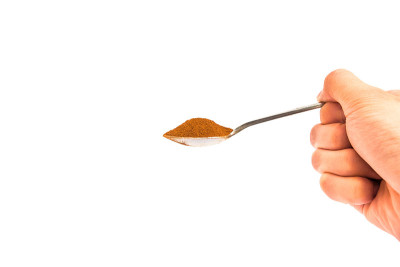 手拿茶匙和速溶咖啡