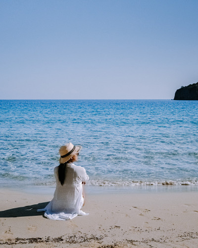 希腊克里特岛伊斯特隆Voulisma海滩热带海滩，一对夫妇在希腊度假
