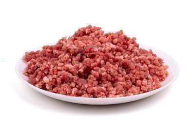 生肉末牛肉隔离在白色背景上接近