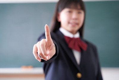 一个日本初中女孩指着一间教室