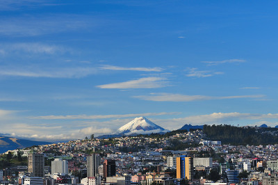 科多帕希火山在基多市背景