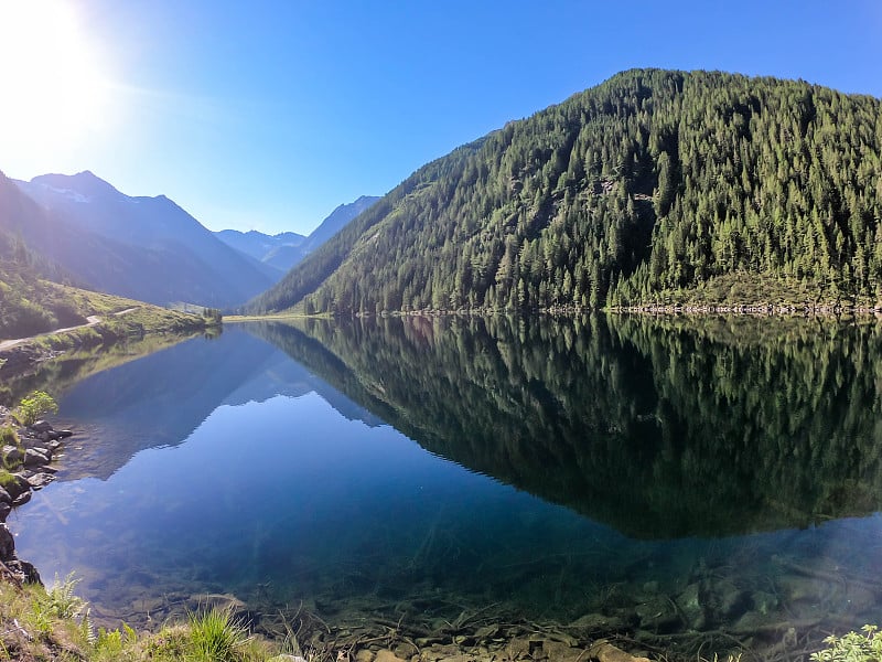 湖映山