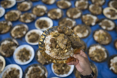 传统亚齐食物“Kuah Beulangong”/传统亚齐美食，由肉和菠萝蜜混合，吃白米饭