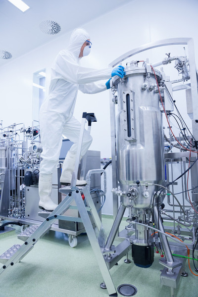 科学家穿着防护服站在梯子上