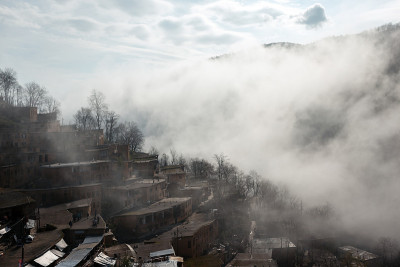 伊朗吉兰省马苏勒山村，一个雾蒙蒙的早晨