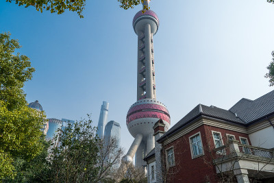 蓝天下的东方明珠塔