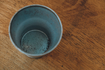 高角度的地面咖啡杯，可选择的方式冲泡咖啡