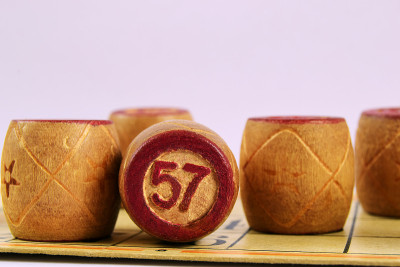 家庭棋盘游戏乐透。木桶在白色背景上编号为57