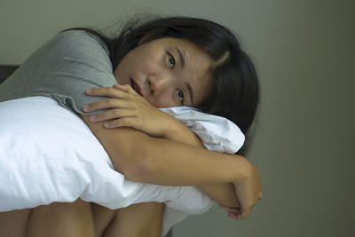 生活方式室内肖像年轻迷人的悲伤和沮丧的亚洲中国女人在家坐在床上情绪和深思的感觉担心和害怕的生活问题