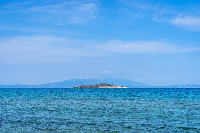 在阳光明媚的日子里，从奥林匹亚达希腊的海滩看地平线上的海水和卡夫卡纳斯岛