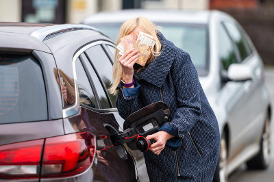 女用现金近车，概念燃料价格上涨，燃料昂贵