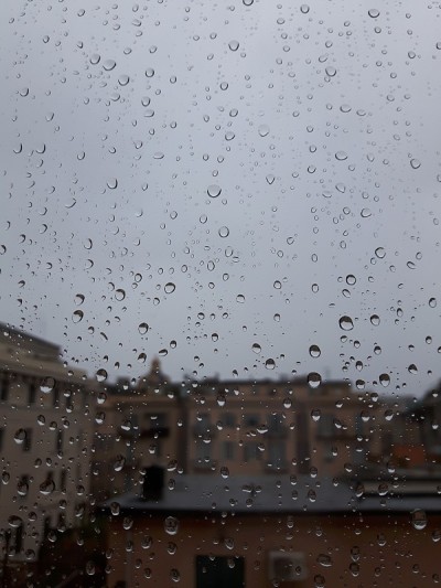 水滴在雨中