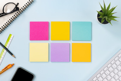 顶视图6色Sticky Note或Note Pad on Blue Pastel Minimalis