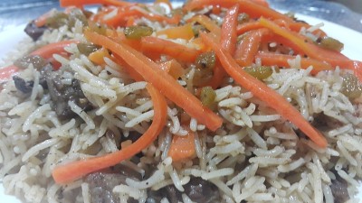 来自印度香米的美味卡布里普拉奥:用牛肉、胡萝卜和葡萄干自制的普拉奥