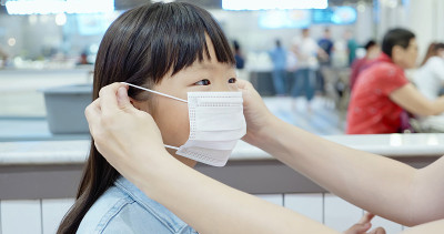 父母给孩子戴口罩