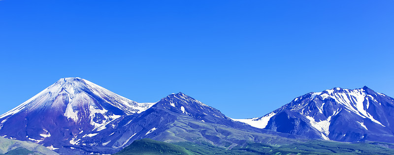 秋天堪察加半岛上的阿瓦钦斯基和科兹尔斯基火山