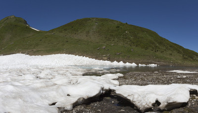 在凹痕杜米迪融化的雪(Lacs d'Antème, Champéry，瑞士)