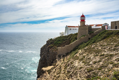 风景如画的红色灯塔在Cabo de Sao Vicente(Cape St. Vincent)悬崖上