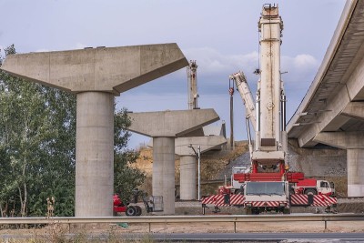 在建造桥梁时吊车