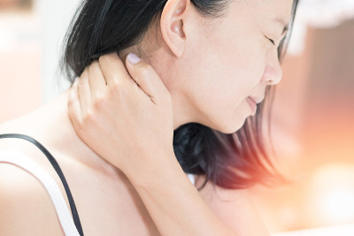 多肌痛、风湿性颈痛等疾病概念。亚洲女性的手在她的脖子上遭受办公室综合症颈部疼痛