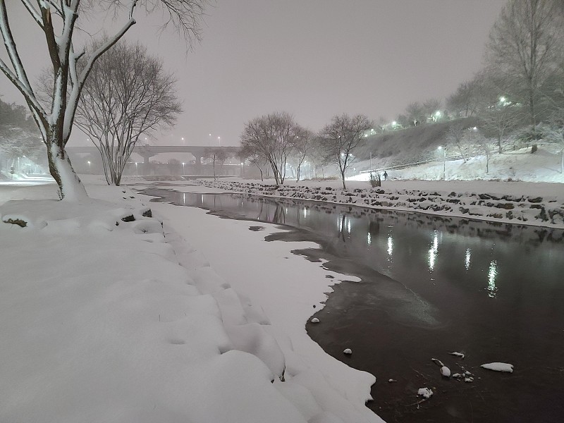 冬夜景色一片大雪