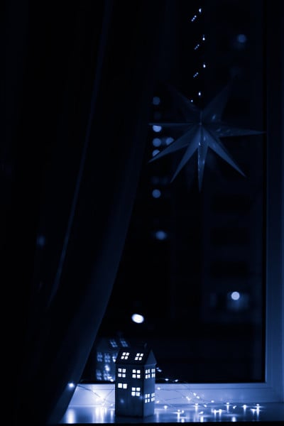 窗户上的灯屋以夜空为背景