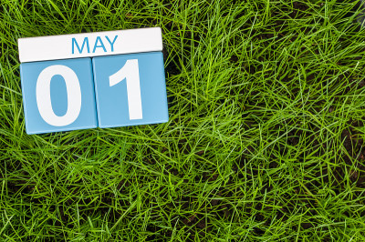 5月1日。月的第一天，日历上的足球绿
