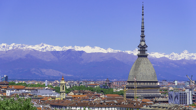 都灵，都灵，空中天际线全景Mole Antonelliana，蒙特卡普契尼和阿尔卑斯山在背景。意大利