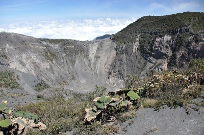 哥斯达黎加的伊拉祖火山。有防护屏障的云层中的火山口。熔岩和浮石的碎片。