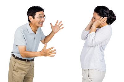一对年老的亚洲夫妇在吵架
