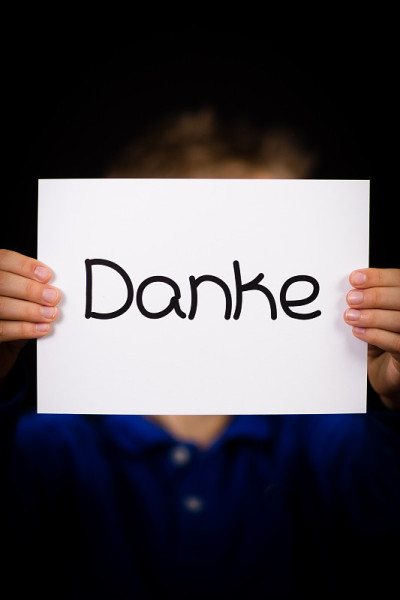 孩子们举着德语“Danke”-谢谢