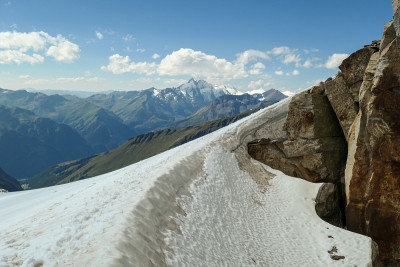 雪地上的脚印，躺在奥地利阿尔卑斯山Hohe Sonnblick山下的冰川上。脚印指向一个方向。附近有