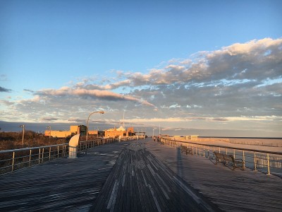 日落时分的琼斯海滩木板路