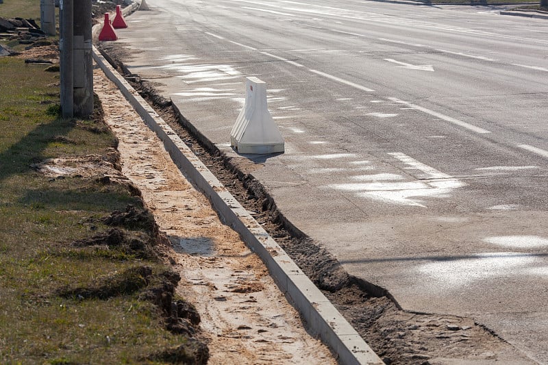 铺沥青前设置道路边界。重建人行道和替换旧的路缘。