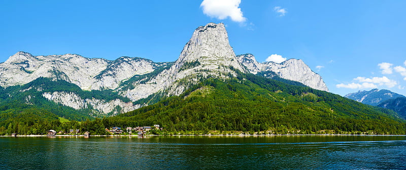 Grundlsee湖上的村庄美景。奥地利阿尔卑斯山，施泰尔马克，欧洲。