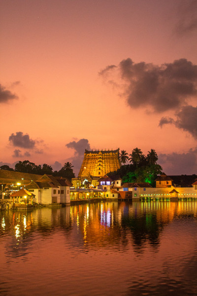 padmanabha swamy Temple, Thiruvananthapuram的夜景。这座寺