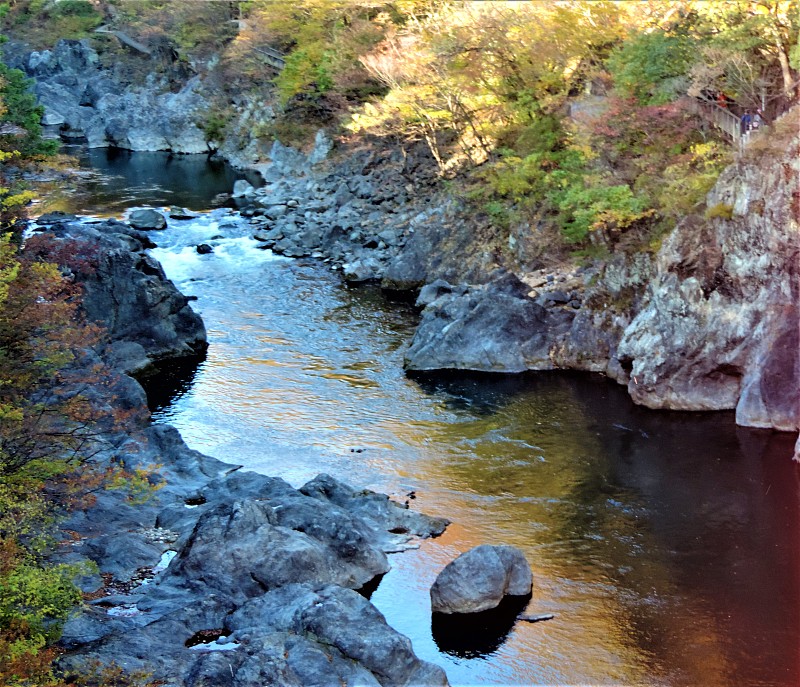 日本山区的秋天。峡谷。