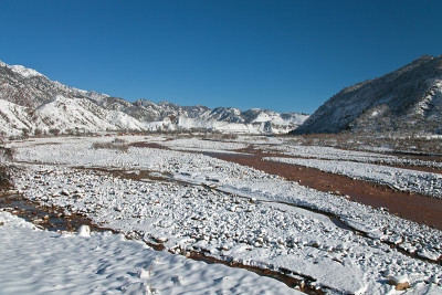 在12月的一场大雪后，萨利霍索尔峡谷和瑟霍布河。