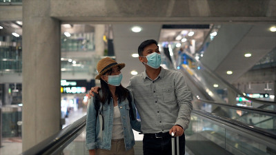 一对亚洲夫妇在机场候机楼等待登机。