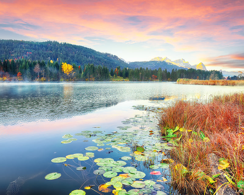 令人敬畏的瓦根布鲁奇湖(Geroldsee)与祖格斯匹兹山脉的背景。